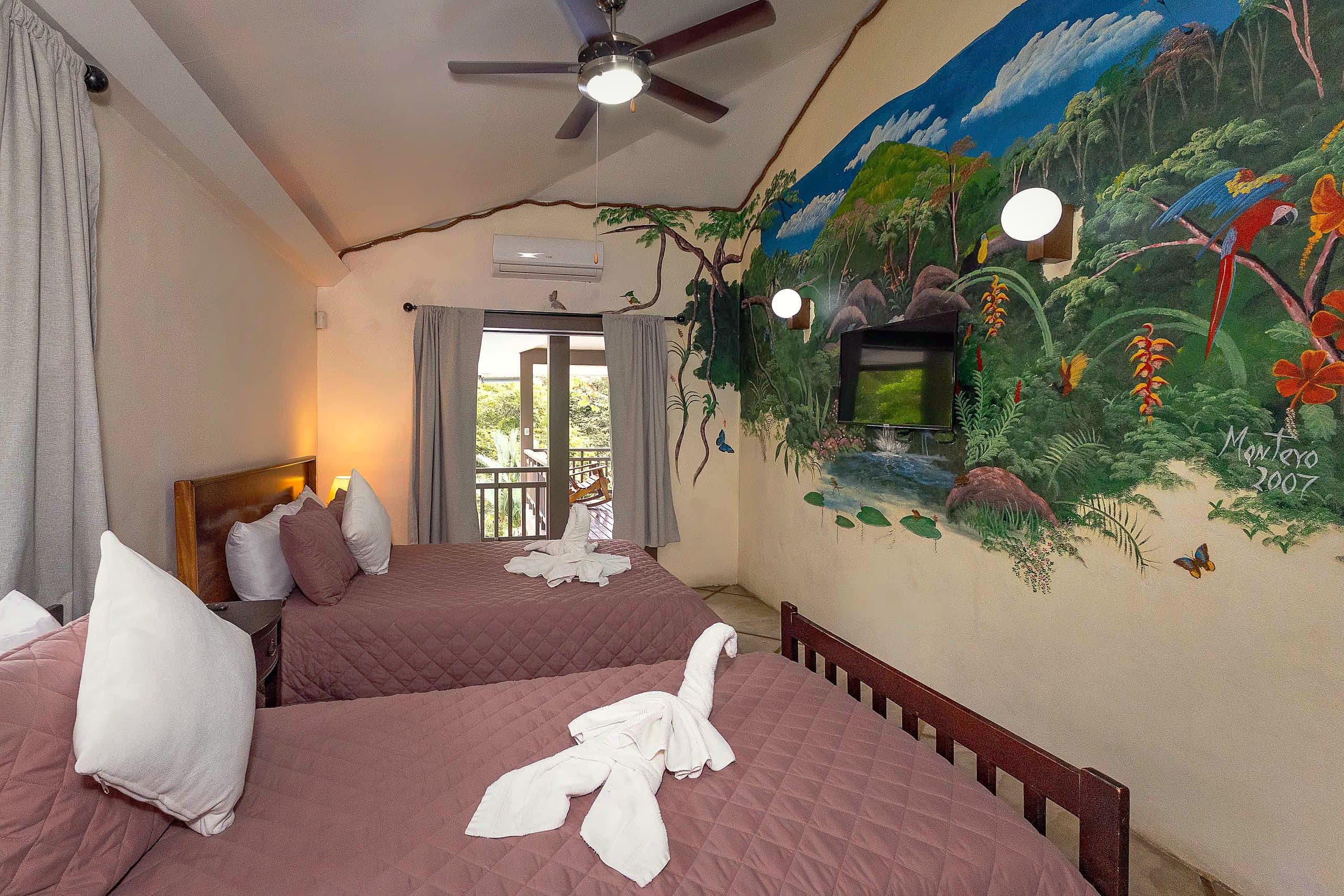Habitación con mural de selva pintado a mano